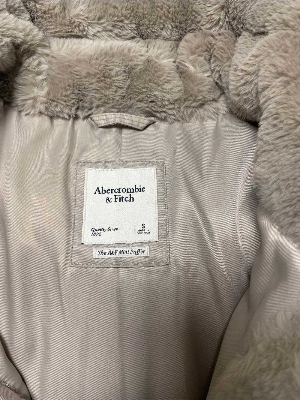Abercrombie & Fitch Women’s Faux Fur Mini Puffer Jacket Light Gray Size S - Picture 4 of 7
